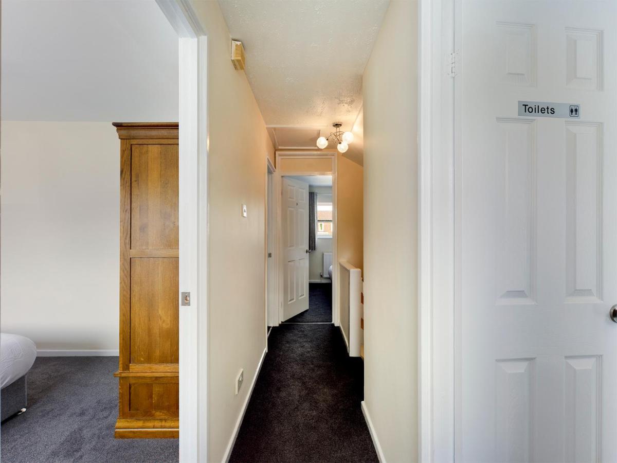 247 Serviced Accommodation In Telford- 3Br House Exterior photo