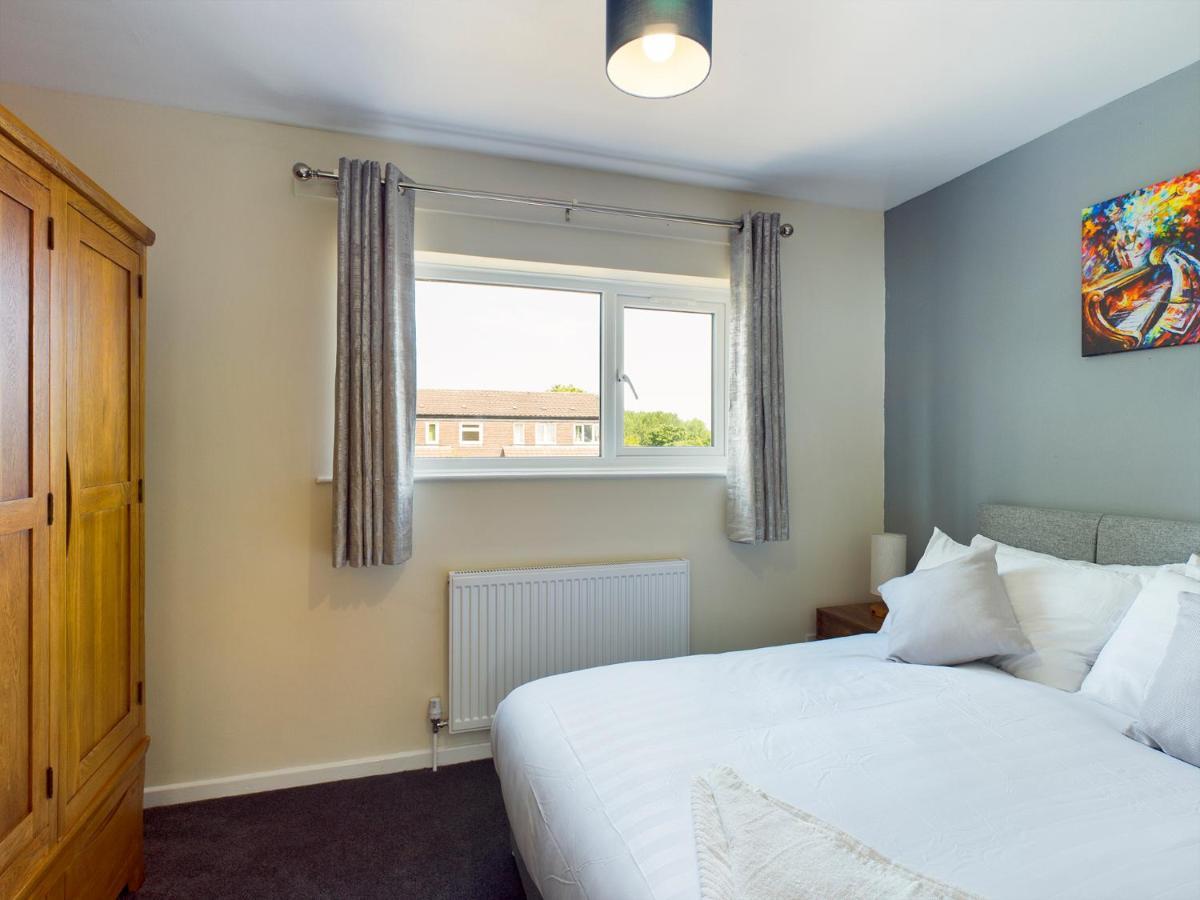 247 Serviced Accommodation In Telford- 3Br House Exterior photo