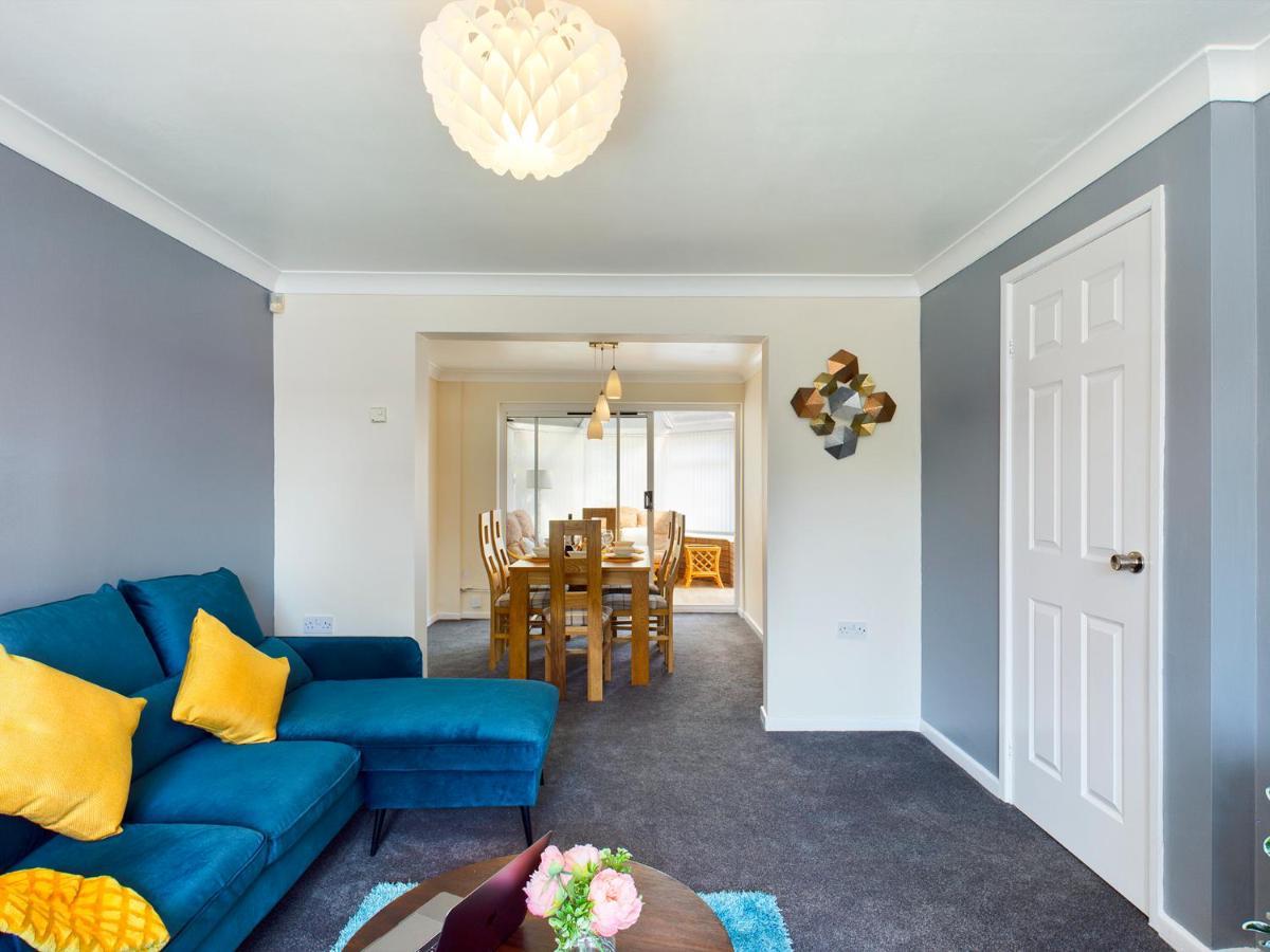 247 Serviced Accommodation In Telford- 3Br House Exterior photo